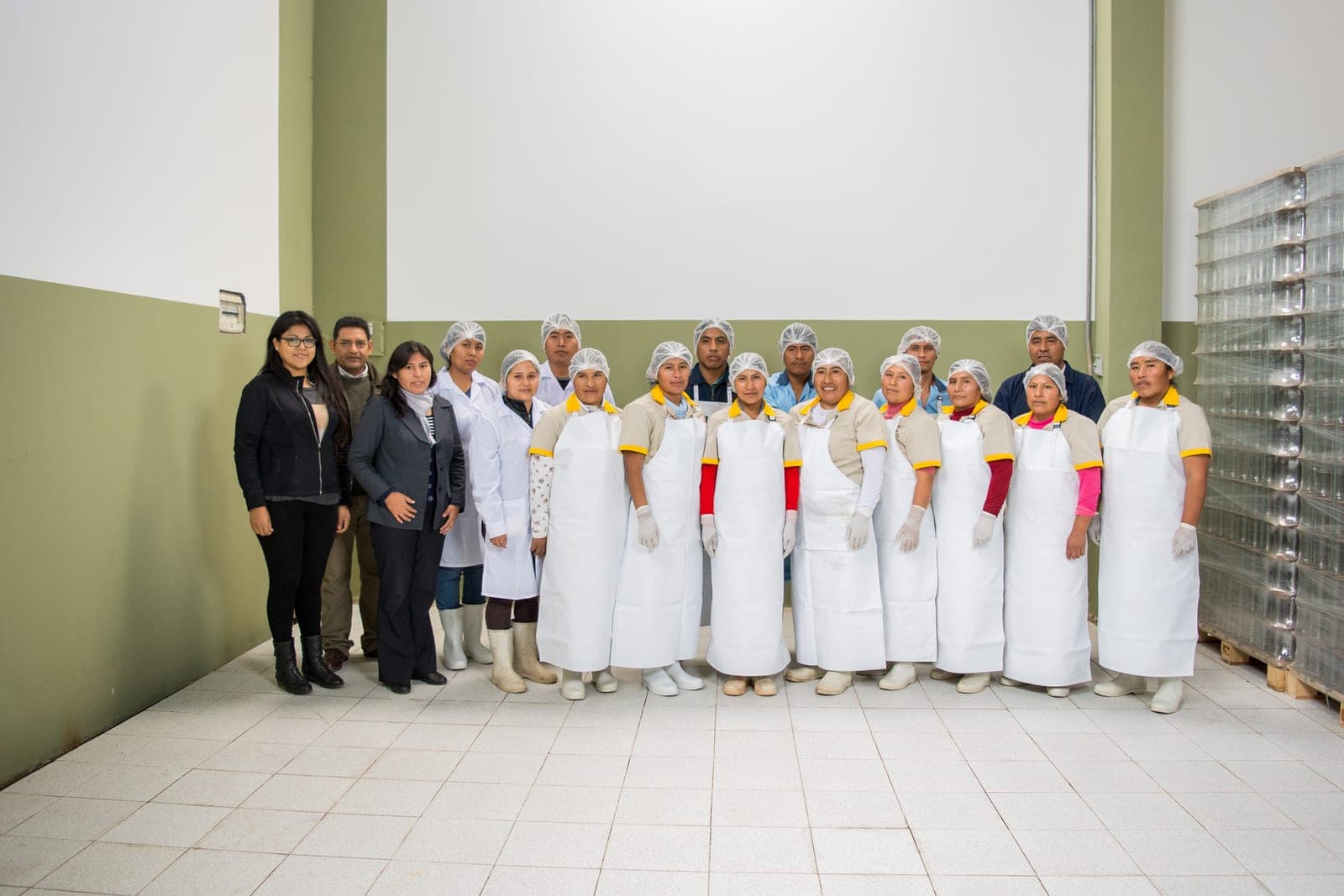 Equipo de Guive trabajando en la planta de producción en Tacna, Perú