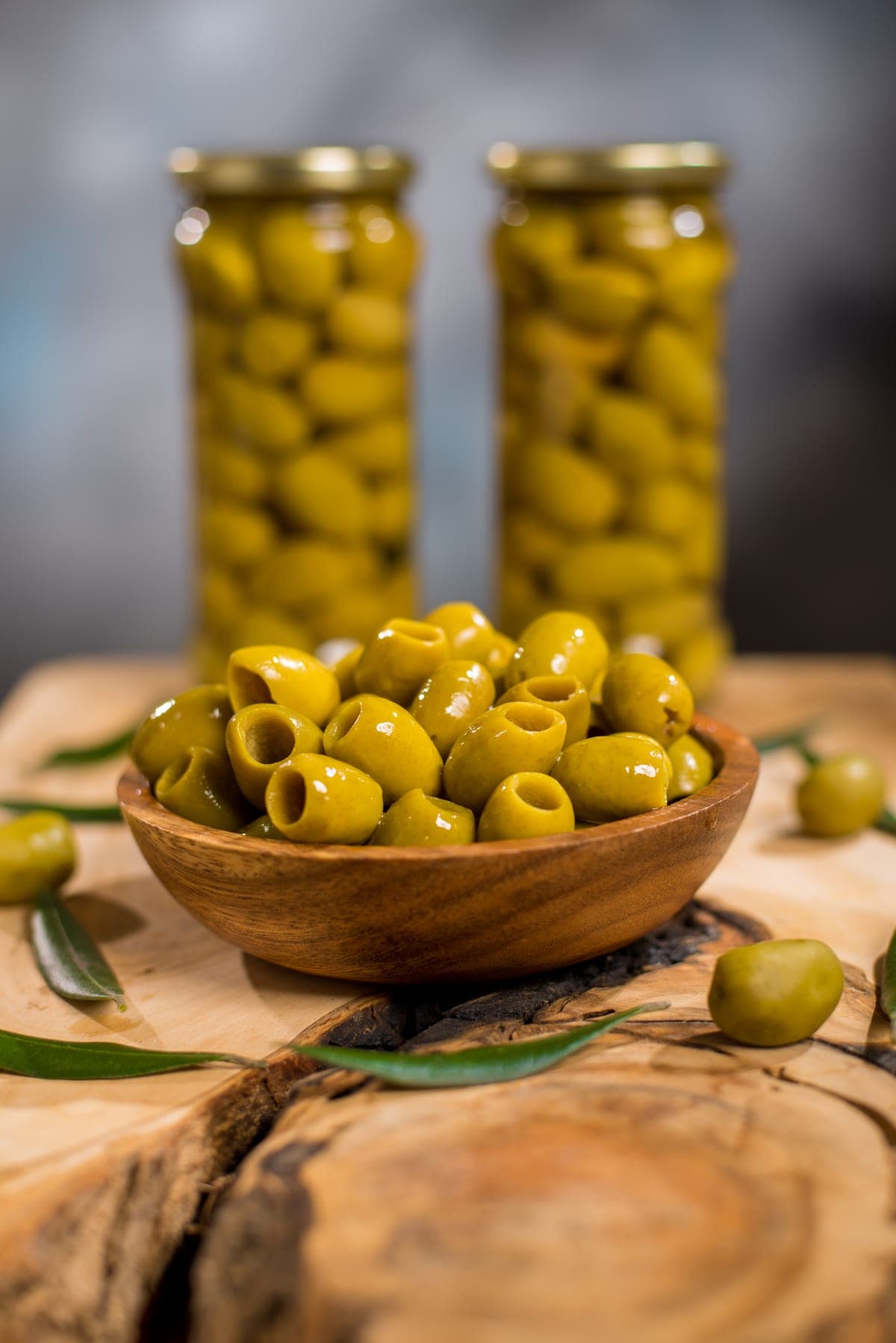 Aceitunas en rodajas servidas en bowl de madera