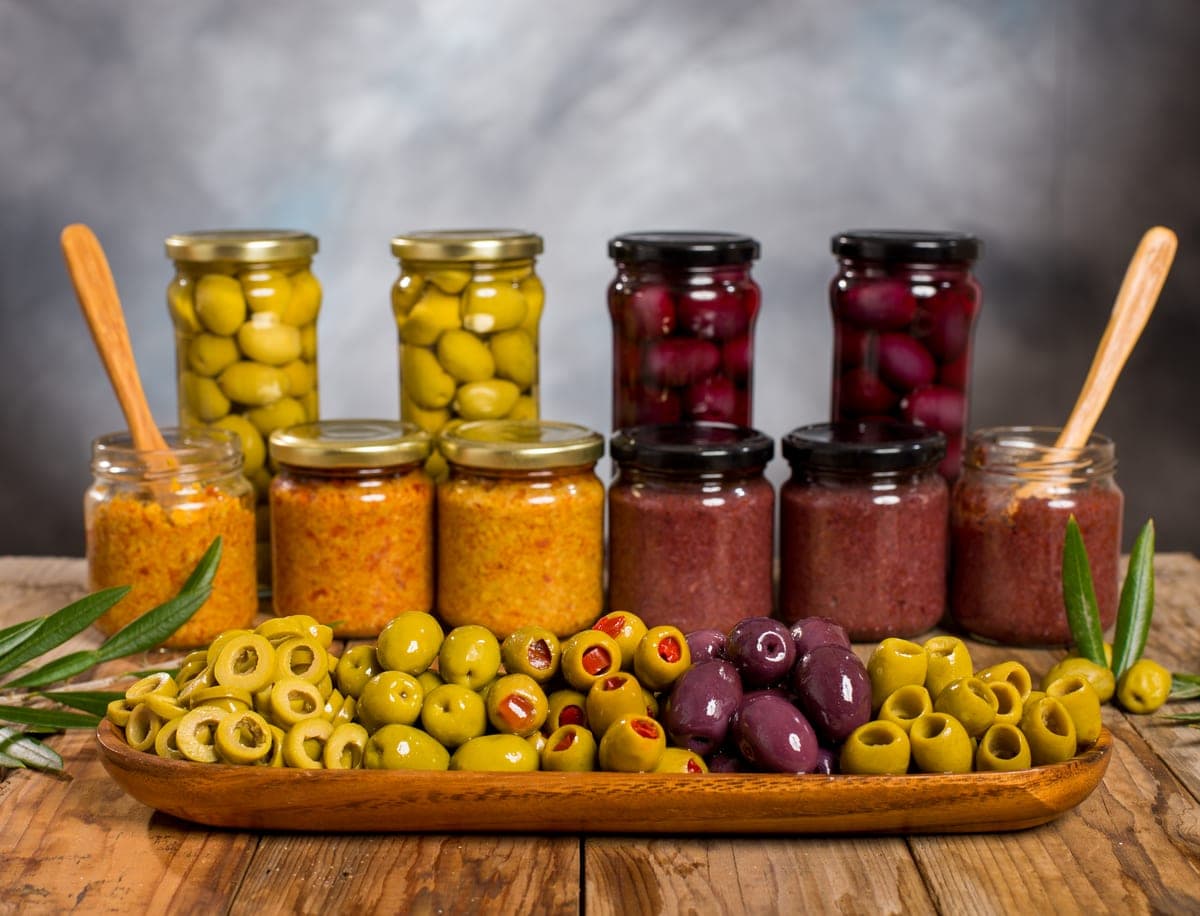 Línea completa de productos Guive: frascos de aceitunas y patés